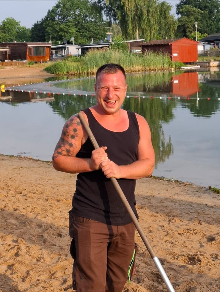 Alex, Außenbereich und Rettungsschwimmer (DRSA Silber) am Campingplatz Bärensee